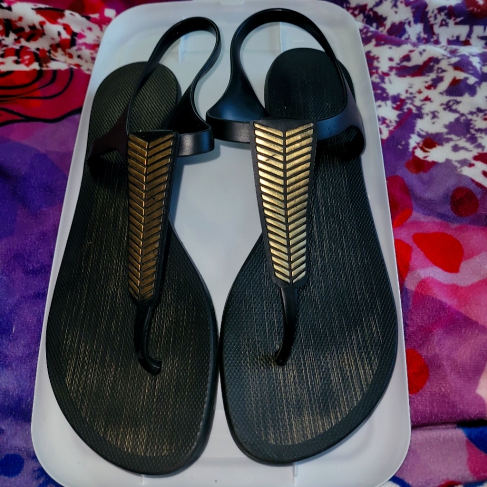Leaf Print Jelly Thong Sandals